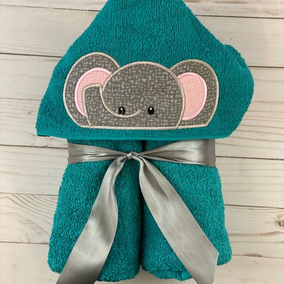 Hooded Beach/Bath Towels for Children or Adults. Add a name for Personalization. - Picture 2 of 7